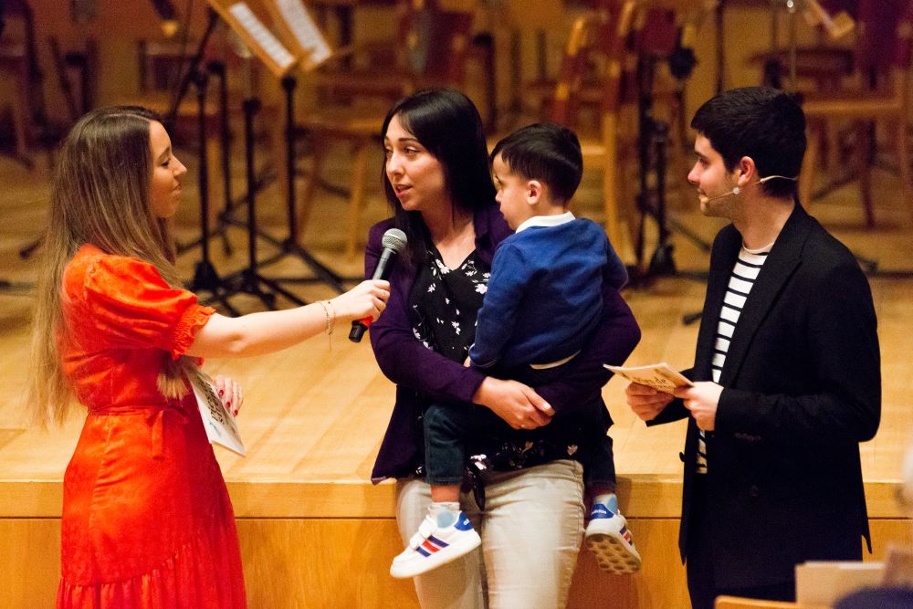 Familias beneficiarias del proyecto Pies de Sirena sobre el escenario durante el concierto solidario.