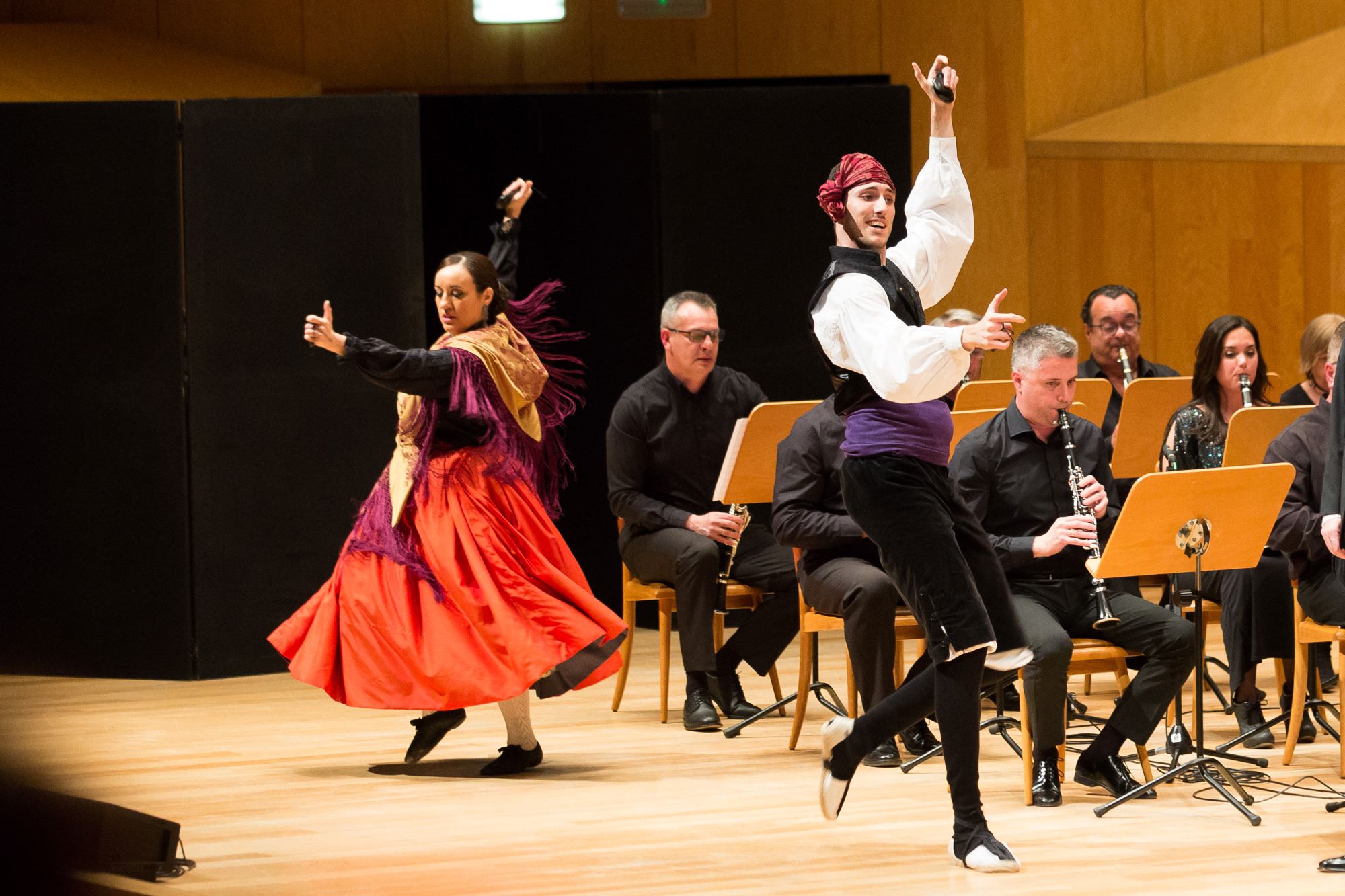 bailarines de Templanza Aragonesa durante una actuación de zarzuela en Pies de Sirena.