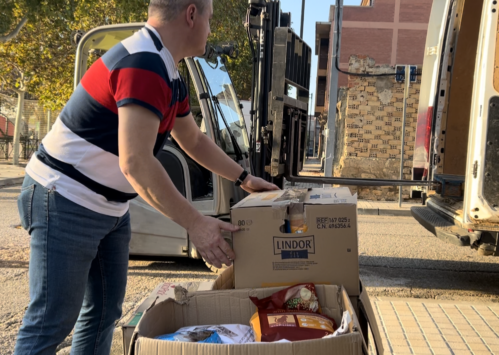 Voluntarios clasifican y organizan ayuda humanitaria durante la campaña Todos con Valencia.