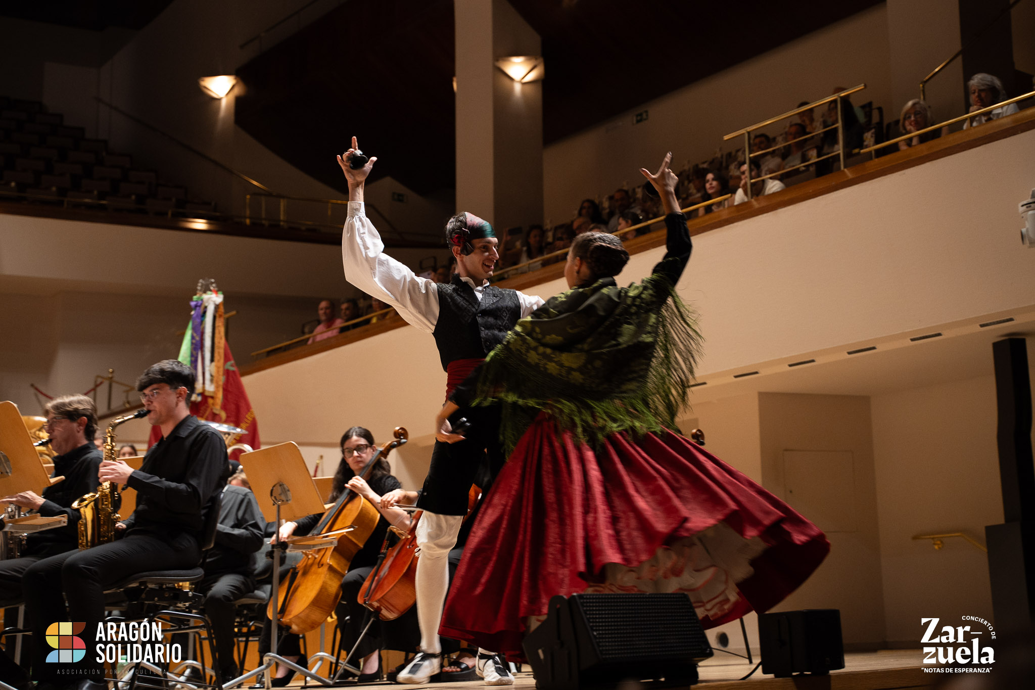 Bailarines de Templanza Aragonesa interpretando una jota durante el concierto Notas de Esperanza de Aragón solidario