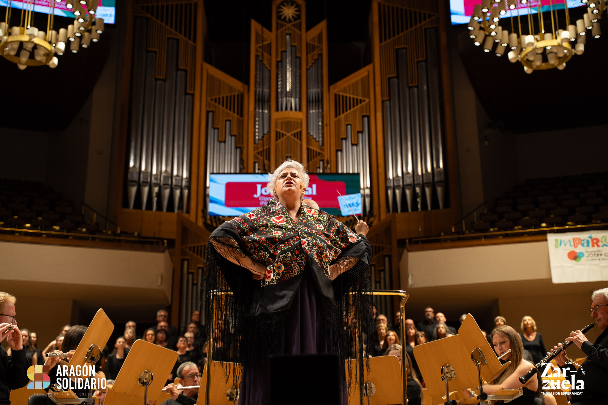 Marta Notivoli interpretando una obra de zarzuela durante el concierto benéfico.