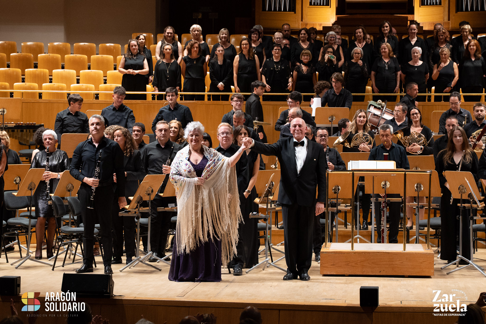 Marta Notivoli y Unión musical villanueva de Gállego interpretando una obra de zarzuela durante el concierto benéfico Notas de Esperanza.