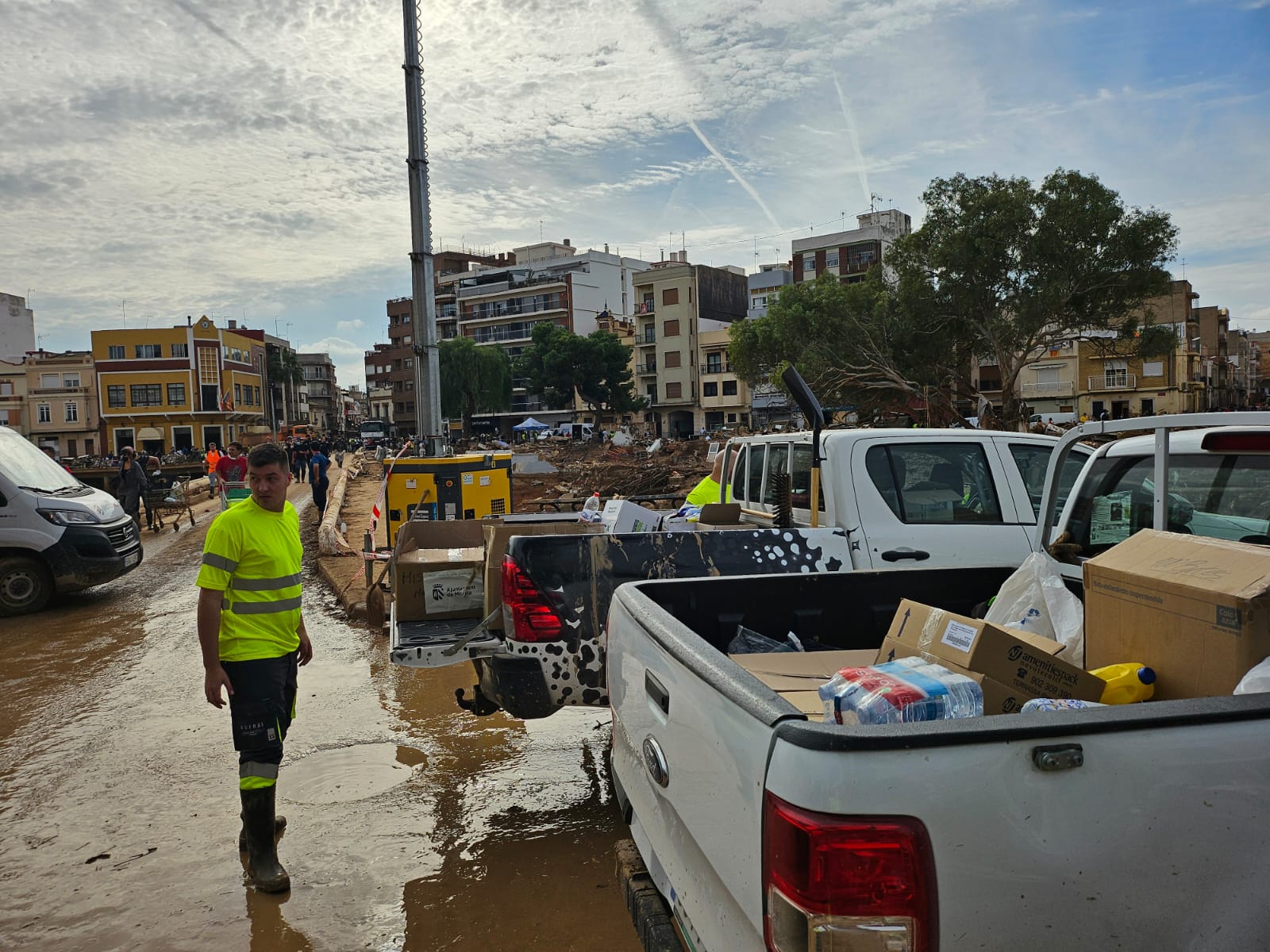 Vehículo cargado con ayuda humanitaria durante la campaña Todos con Valencia.
