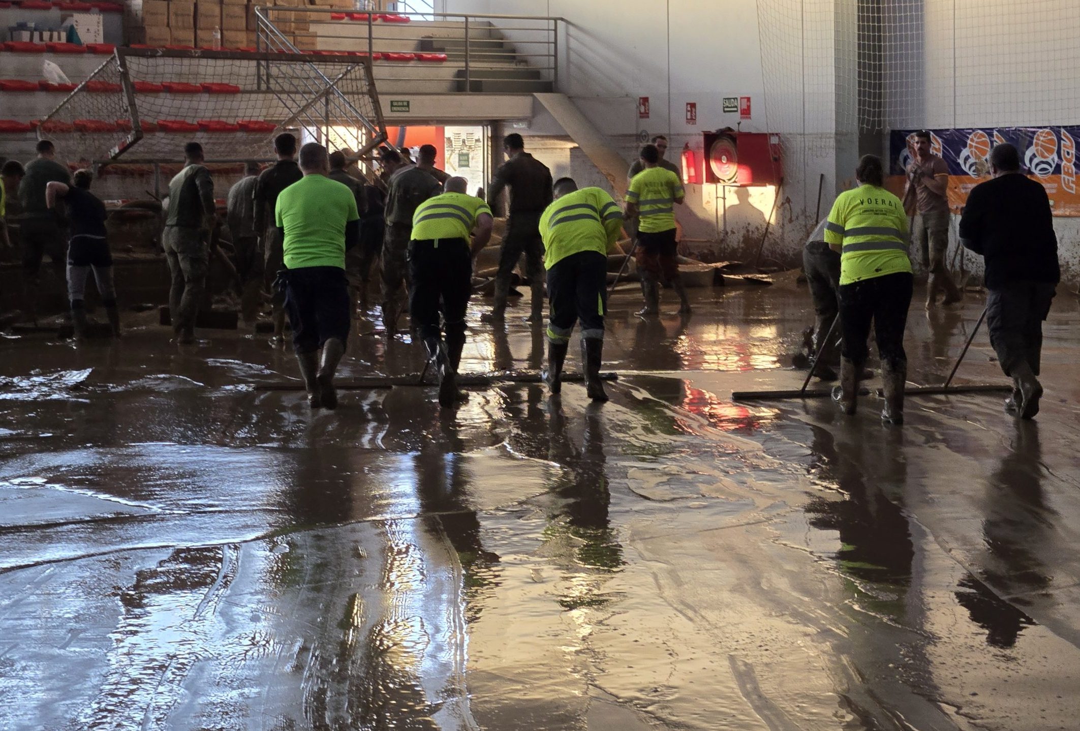 Voluntarios de Aragón Solidario ayudan a vecinos afectados por la DANA en Valencia.