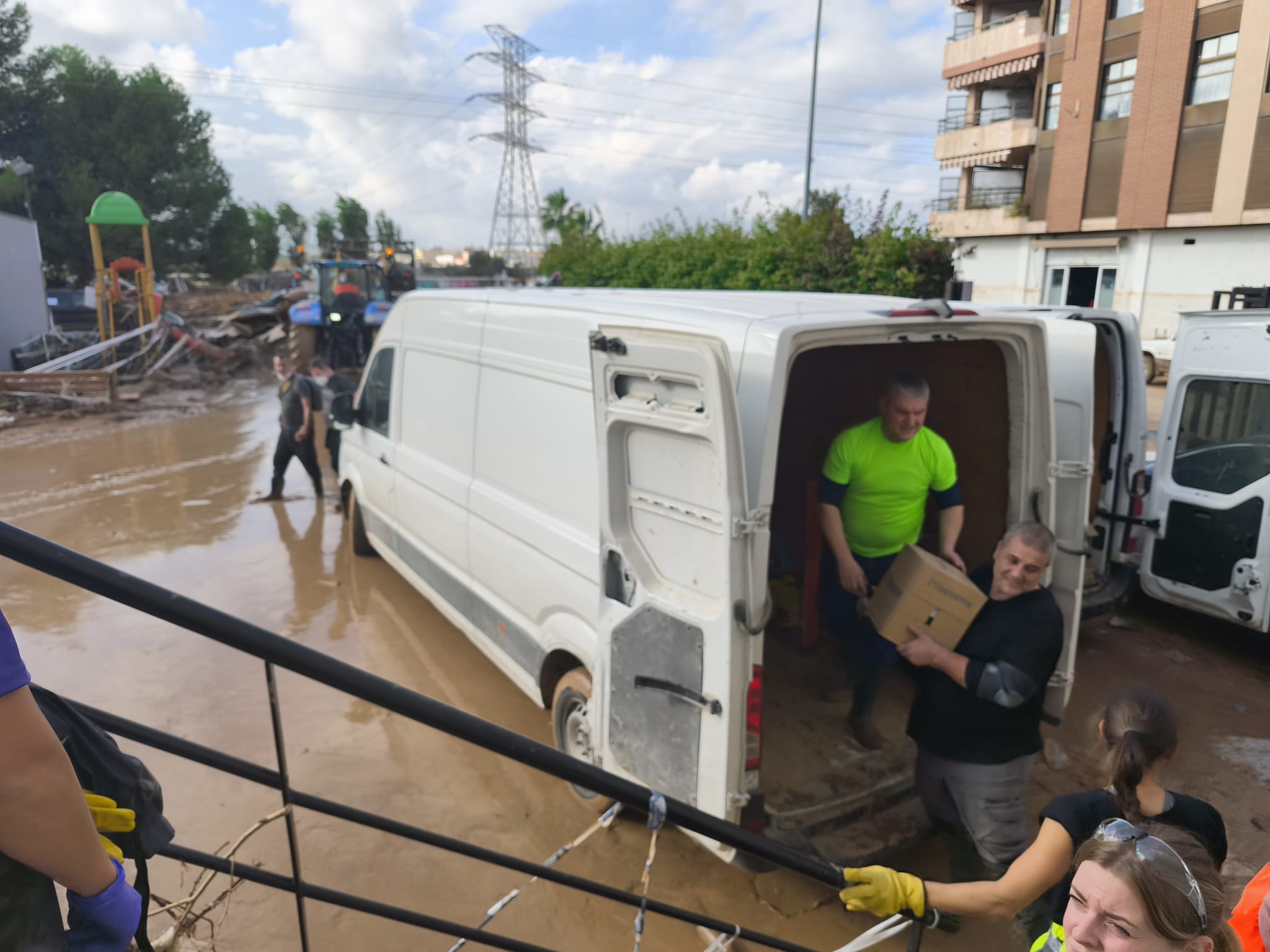 Recogida de alimentos y productos de primera necesidad para las familias afectadas en Valencia.
