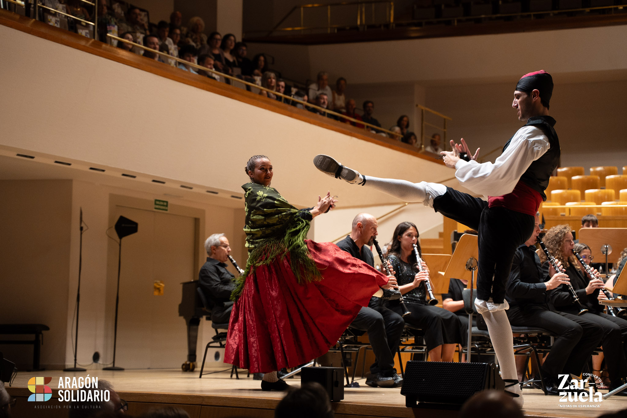 Bailarines de Templanza Aragonesa interpretando una jota durante el concierto Notas de Esperanza.