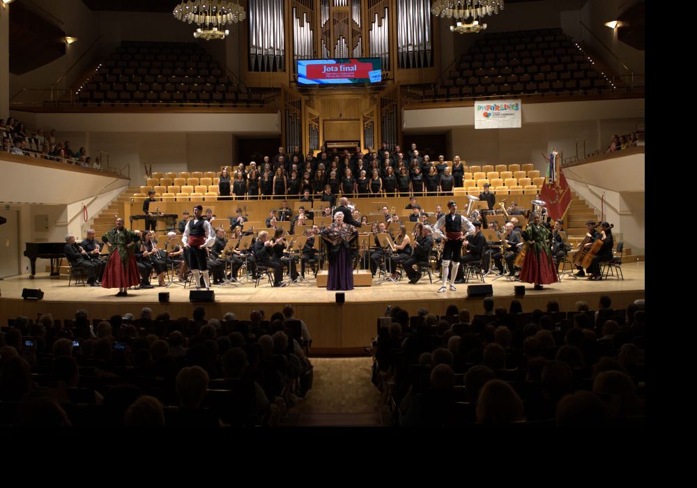 Elenco artístico del concierto Notas de Esperanza durante una de las actuaciones de la gala solidaria.
