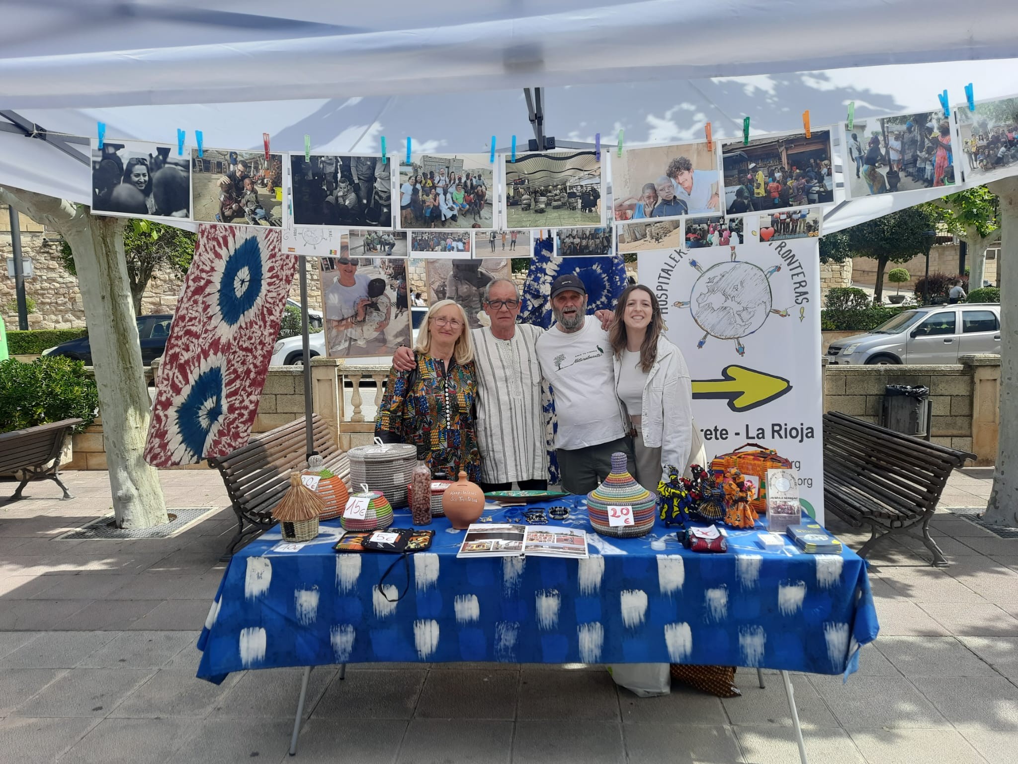 Hospitaleros sin fronteras y Fundación Aragón Solidario en un mercadillo solidario en Sarria, Galicia.