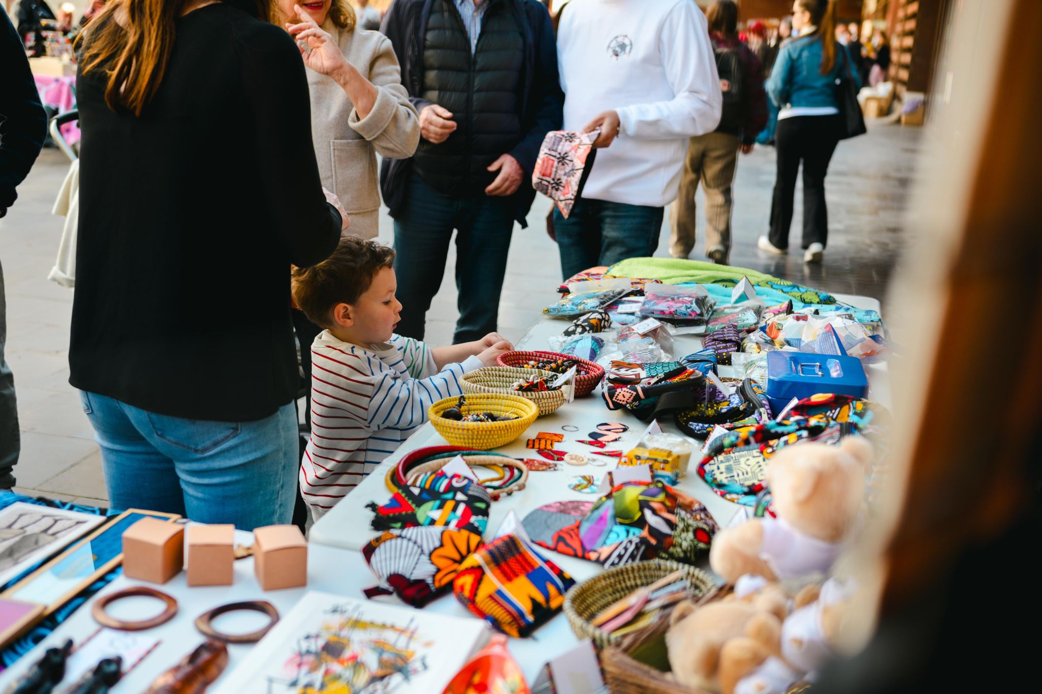Visitantes recorren el mercadillo de Las Armas y se paran en el puesto solidario organizado por Fundación Aragón Solidario en Zaragoza.