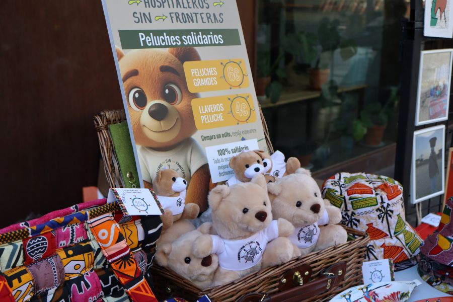 Peluches solidarios en el puesto del mercadillo solidario organizado por Fundación Aragón Solidario.