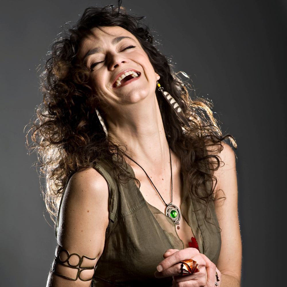 Retrato de Carmen París, artista invitada a la gala solidaria Voces que Importan organizada por la Fundación Aragón Solidario por la Cultura.