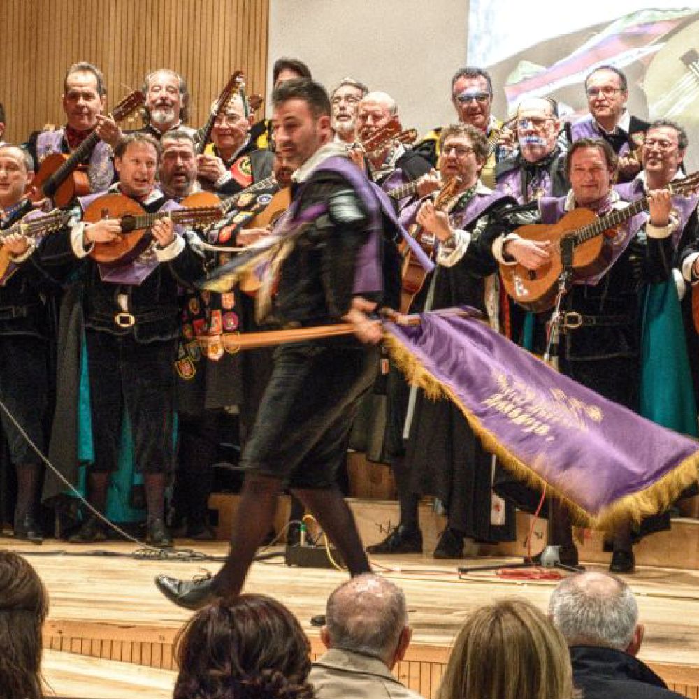 Abanderado de la Tuna de Ingenieros de Zaragoza durante una actuación en la gala solidaria Voces que Importan.
