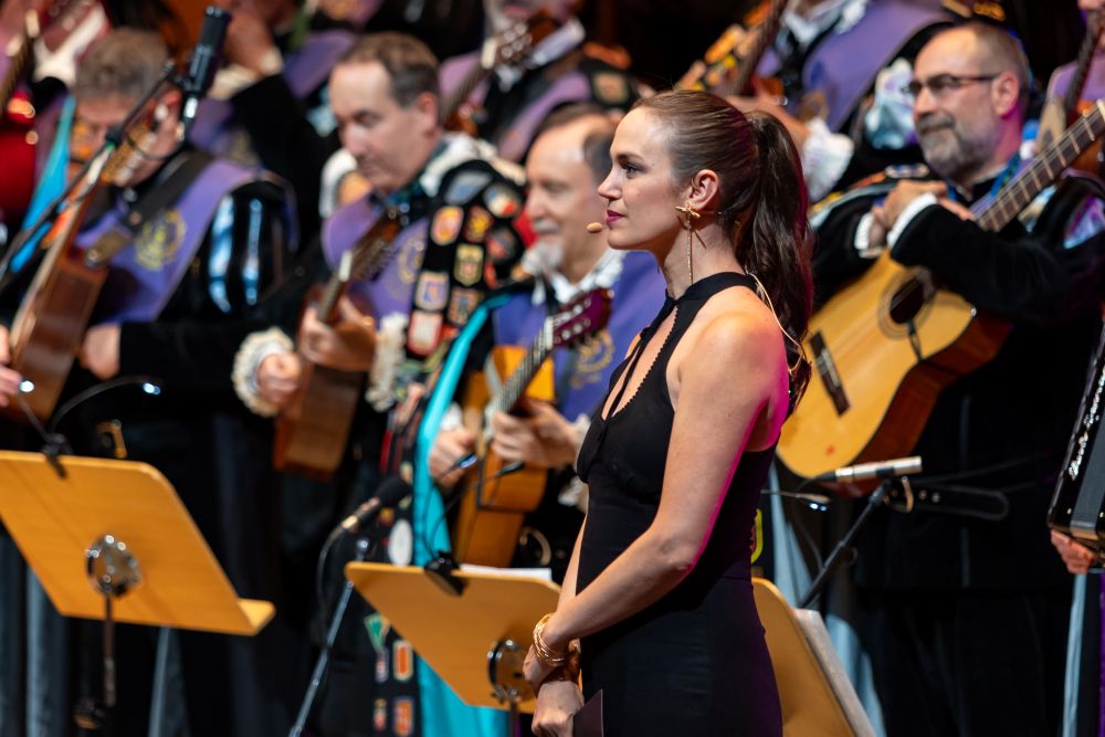 Blanca Liso presenta una nueva actuación durante la gala solidaria Voces que Importan en la Sala Mozart del Auditorio de Zaragoza.