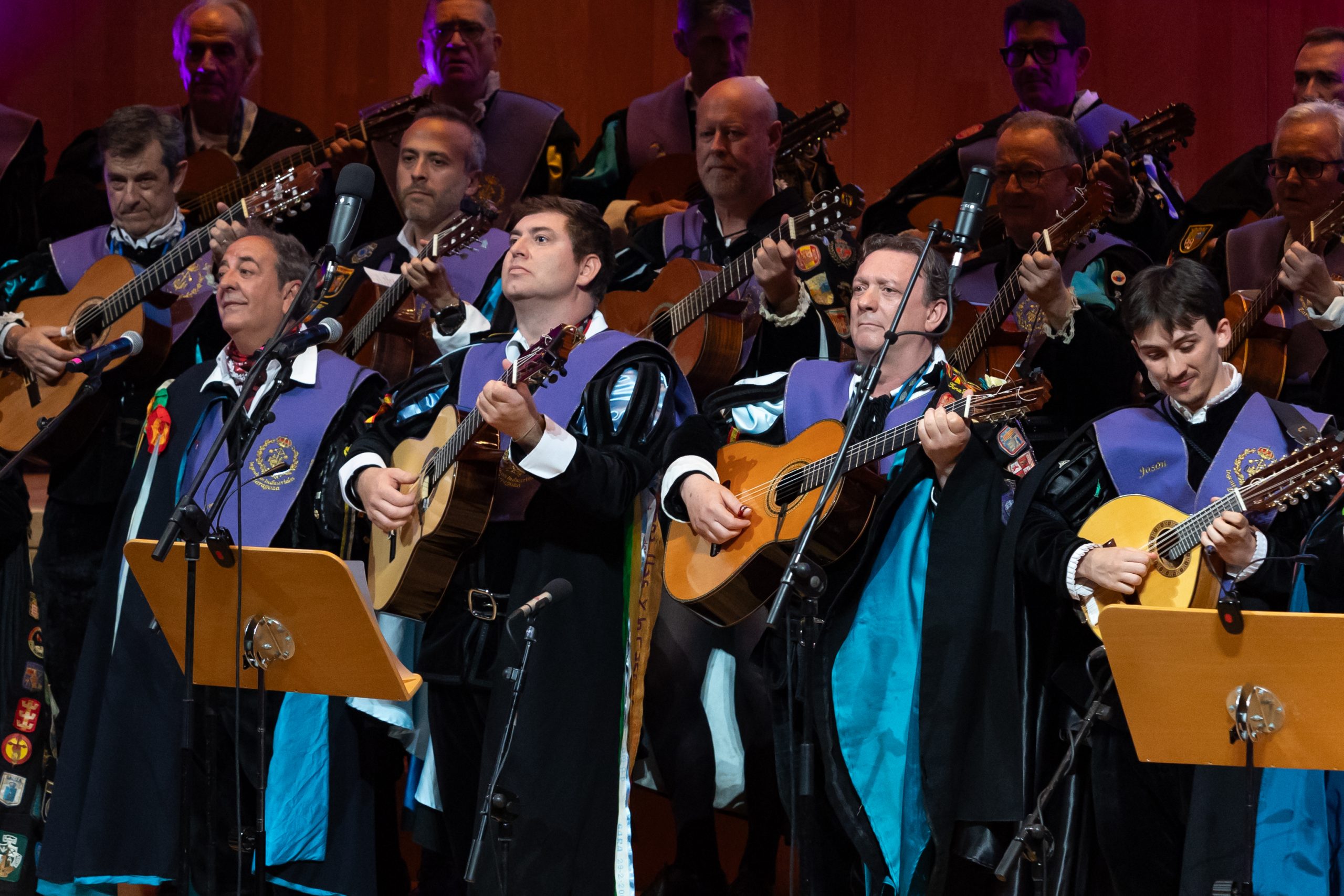 Integrantes de la Tuna de Ingenieros de Zaragoza interpretan su repertorio durante la gala solidaria Voces que Importan en la Sala Mozart.
