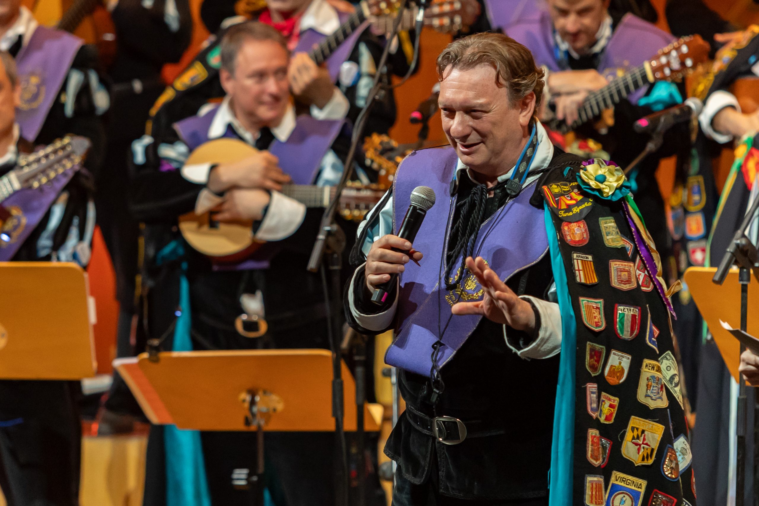 Integrante de la Tuna de Ingenieros de Zaragoza se dirige al público durante la gala solidaria Voces que Importan en la Sala Mozart.
